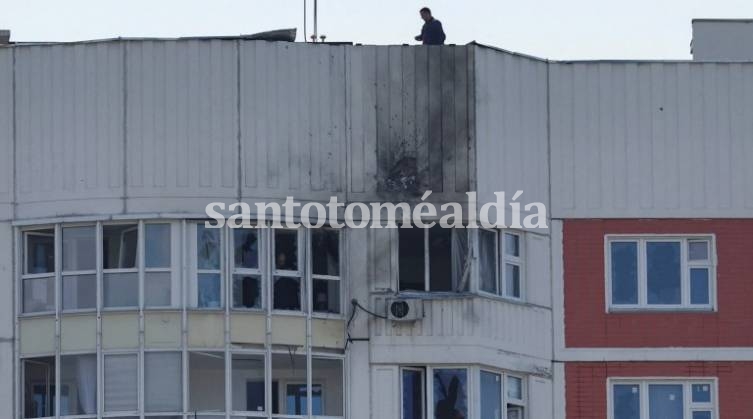 Un edificio de apartamentos, dañado tras ataque con drones en Moscú.