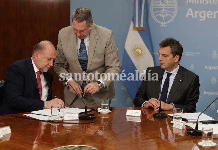 Perotti y Massa analizaron el avance de las obras públicas en Santa Fe y presentaron el programa “Impulso Tambero 2”