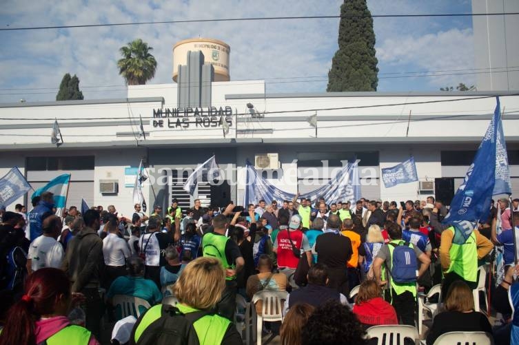 Trabajadores y trabajadoras reclamaron frente a la Municipalidad de Las Rosas.