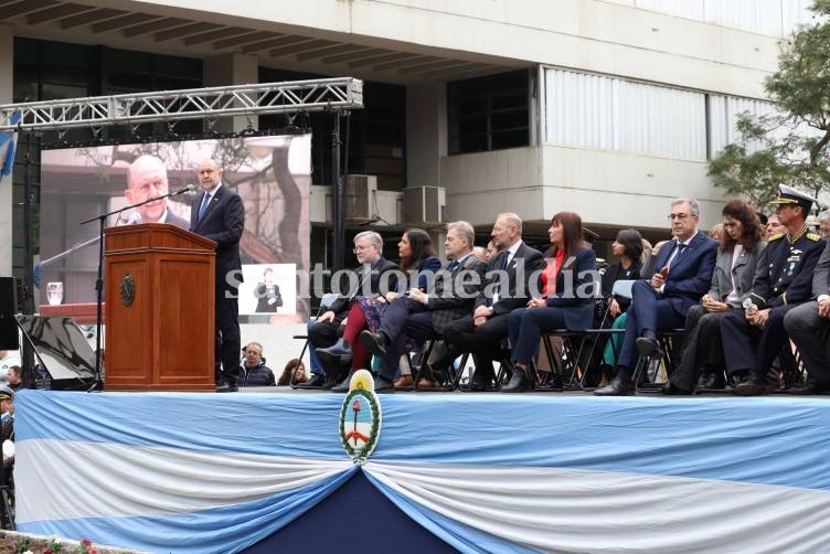Perotti encabezó el acto por el 207º aniversario de la Independencia