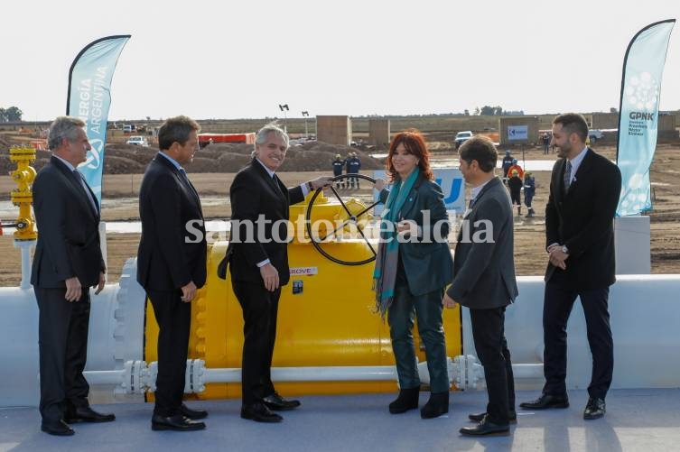 Alberto Fernández y Cristina Kirchner abren la primera válvula del Gasoducto Néstor Kirchner. (Foto: Presidencia)
