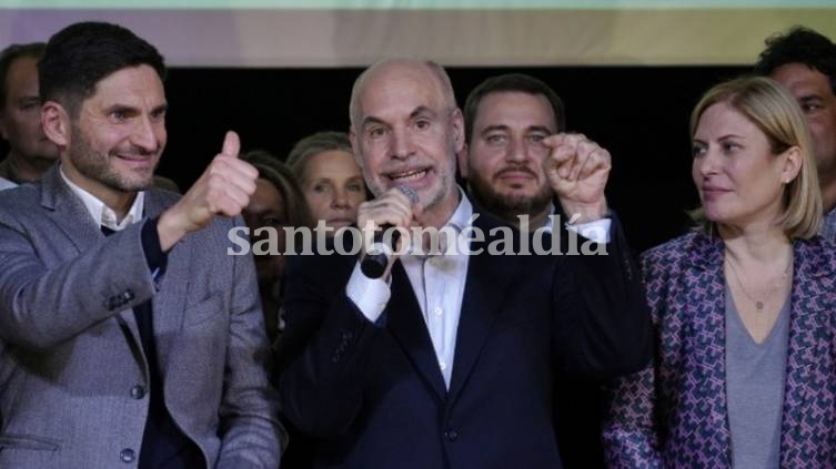 El jefe de Gobierno porteño Horacio Rodríguez Larreta subió al escenario con los candidatos a gobernador y vice, respectivamente, Maximiliano Pullaro y Gisela Scaglia.