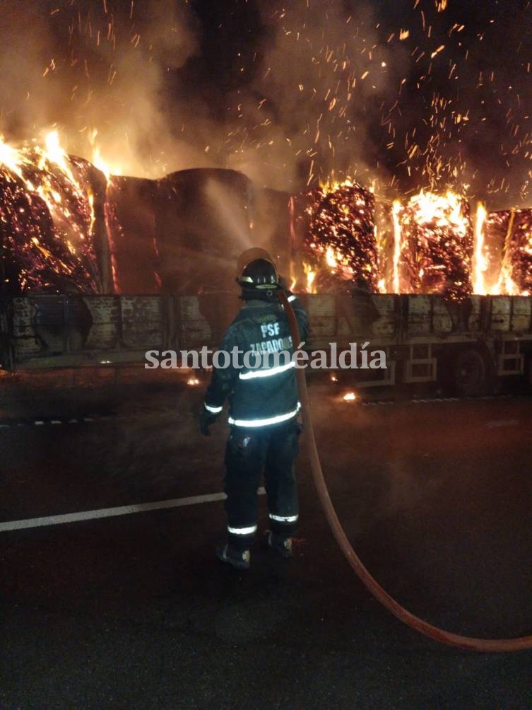 Se prendió fuego un camión en la Autopista Santa Fe-Rosario
