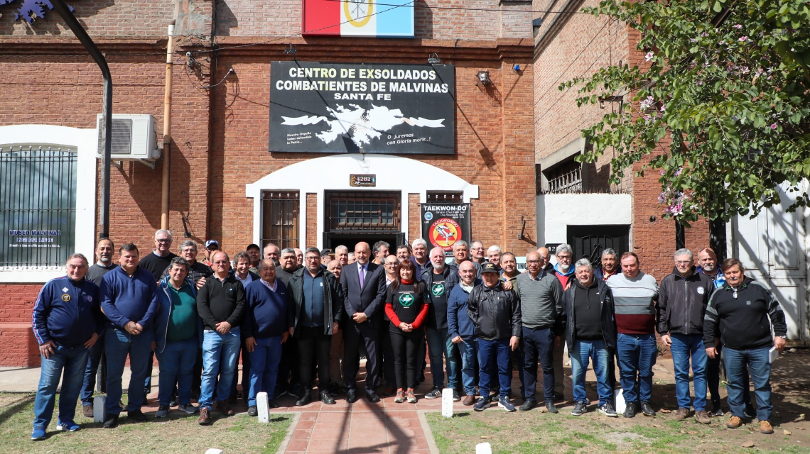 Perotti junto a integrantes de la Federación de Veteranos de Guerras de Malvinas de Santa Fe.