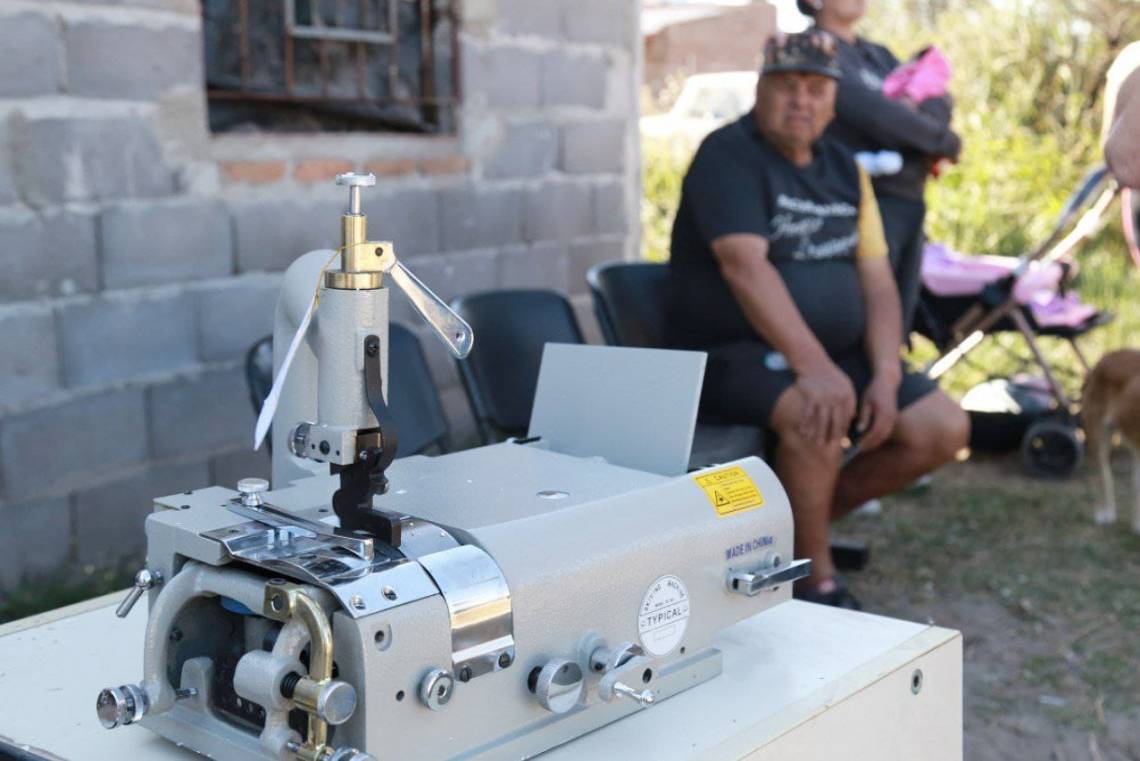 Alvizo y Germán Martínez entregaron una máquina para fabricar pelotas de futbol al club Real Adelina