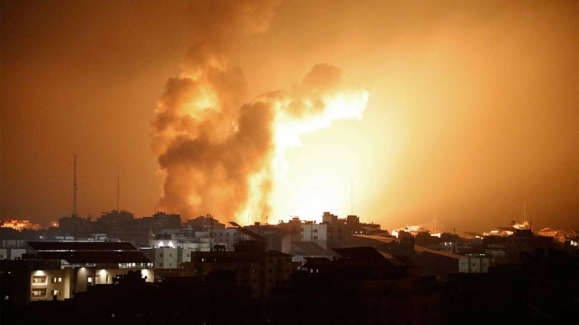 Israel combate a Hamas, bombardea Gaza e intercambia disparos con Hezbollah