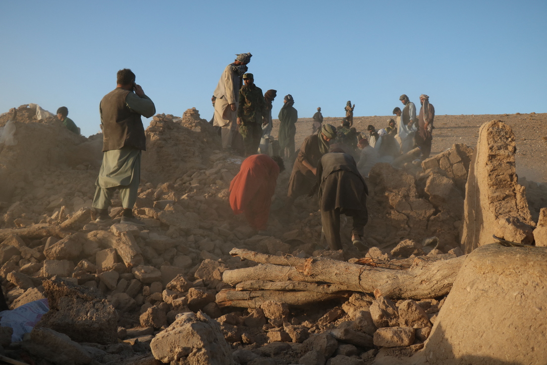 Residentes afganos limpian los escombros de una casa dañada tras el terremoto en la aldea de Sarbuland. (Foto: Mohsen Karimi / AFP)