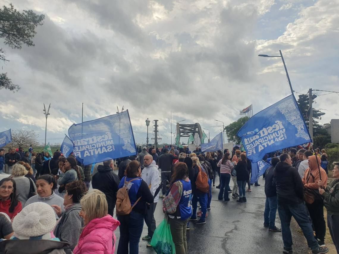 Paro de municipales: FESTRAM y ASTEOM se manifestaron en el acceso al puente Carretero