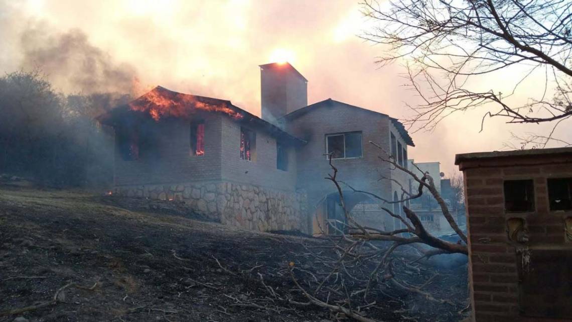 El incendio forestal que afectó una gran cantidad de viviendas a su paso, fue controlado este miércoles . (Foto: Télam)