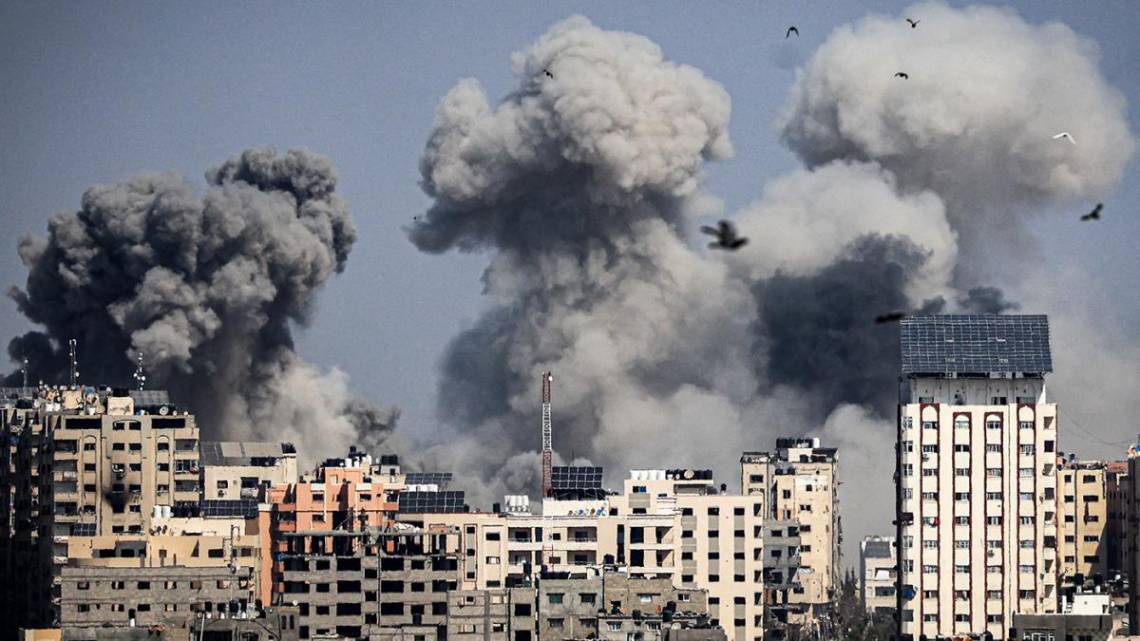 Israel y Hamas intercambian más fuego y el jefe de la diplomacia de EEUU llega a la región