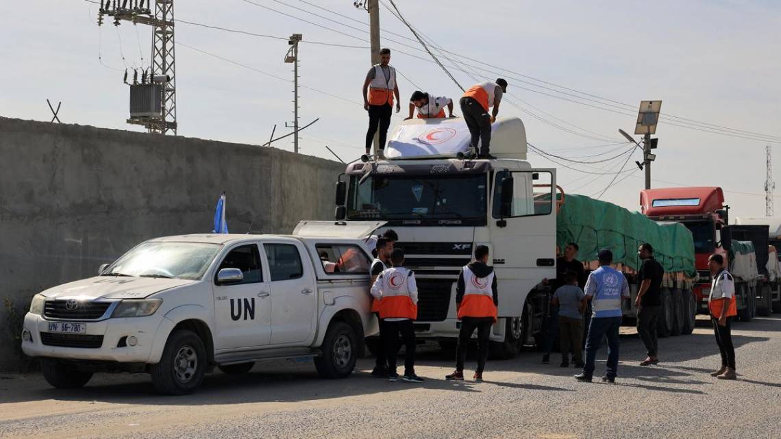 Un total de 20 camiones pudieron cruzar en esta primera misión. (Foto: AFP)