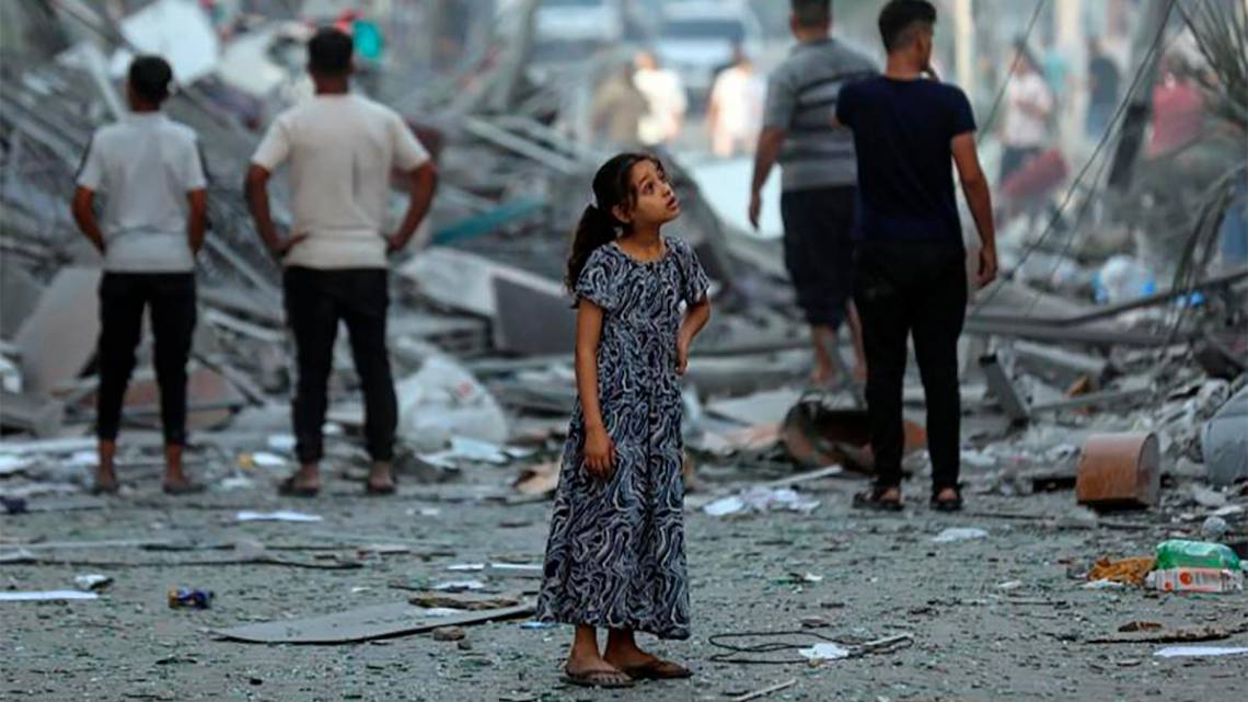 Una niña mira los destrozos en Gaza. (Foto: UNICEF Mohammad Ajjour)