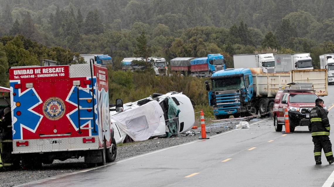 Seis muertos tras un choque entre un camión y una combi en la ruta 40. (Foto: Télam)