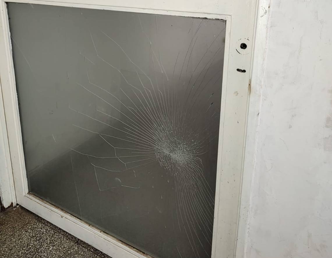 Los familiares de la víctima rompieron los vidrios del ingreso a la guardia.