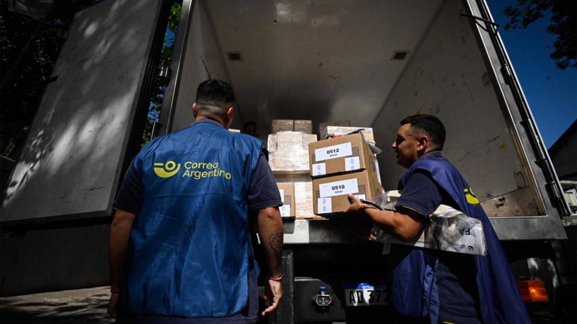 Continúa el operativo del Correo Argentino para distribuir más de 100.000 urnas. (Foto: Télam)