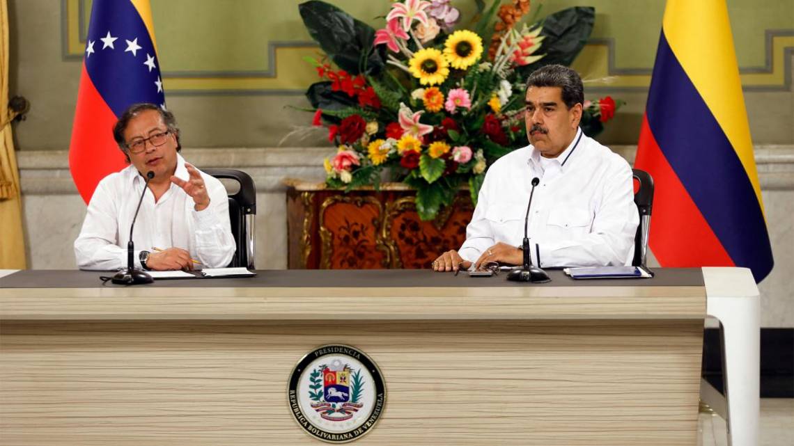  Petro y Maduro, reunidos la tarde de este sábado en Caracas. (Foto: AFP)