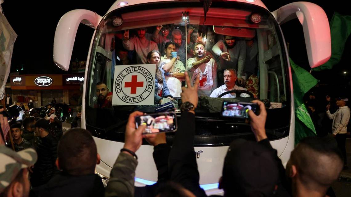 Una nueva liberación de 17 rehenes secuestrados por Hamas a cambio de 39 presos palestinos se concretó este domingo. (Foto: AFP)
