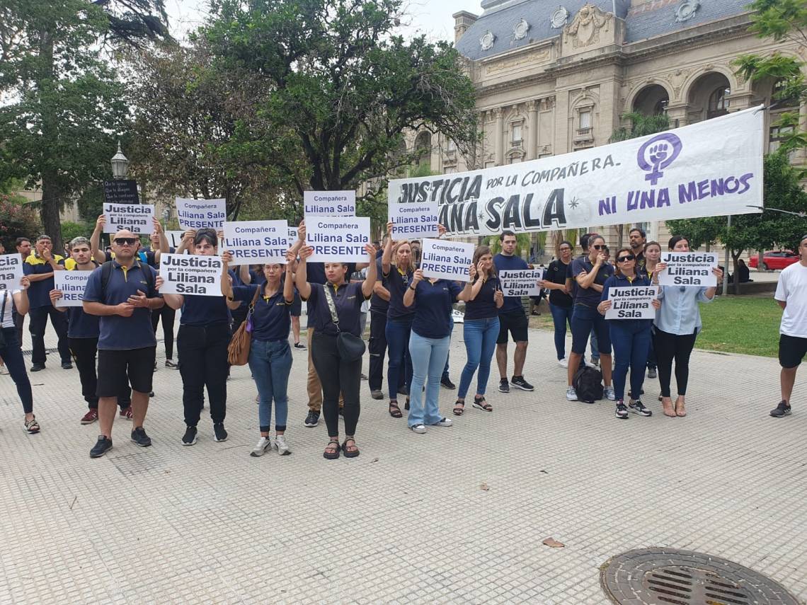 Compañeras y compañeros de Liliana llevan adelante una vigilia frente a Tribunales. (Foto: STD)