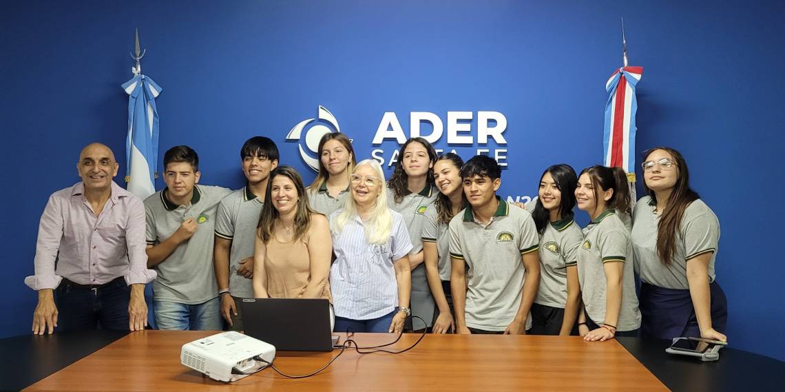 Miembros de la comisión directiva de ADER, María de los Ángeles Moyano, Eva Rueda y Mario Gallizi junto a los estudiantes que presentaron.