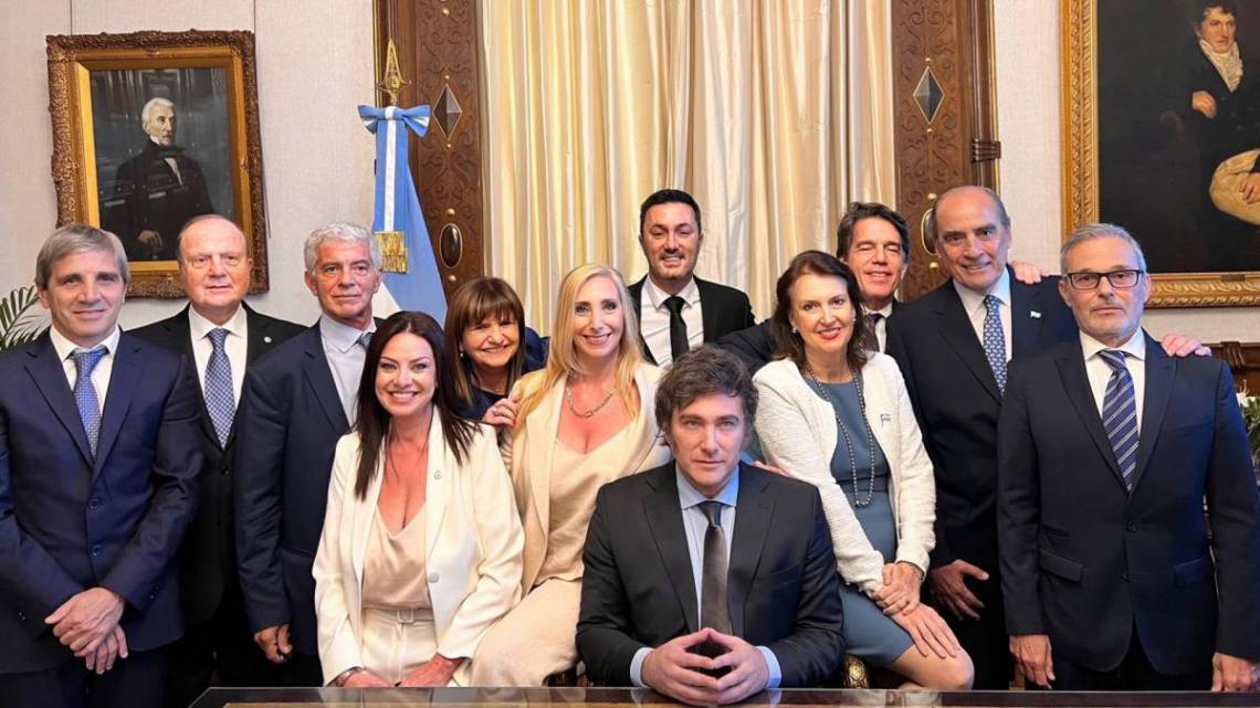 Milei junto a los nueve ministros que integran el gabinete de Gobierno.