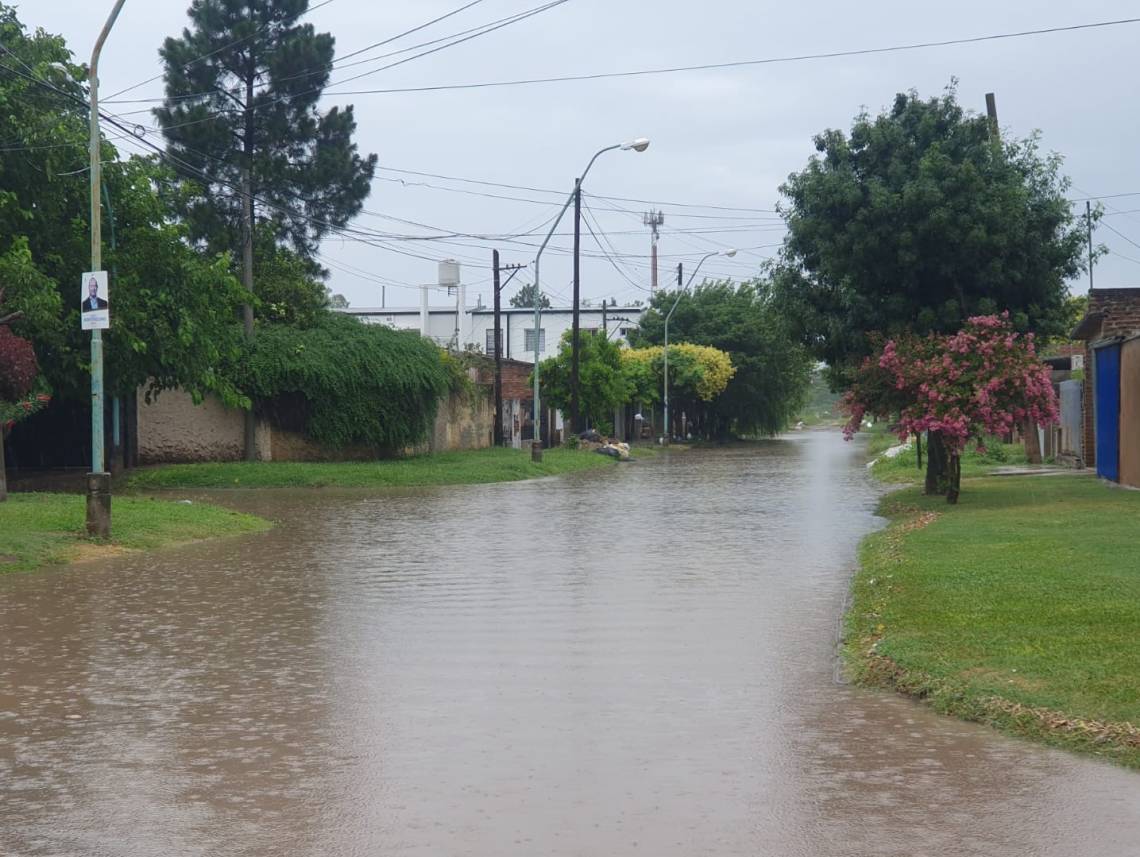 En barrio San Martín, la esquina de Zuviría y Alvear, completamente anegada. (Foto: STD)