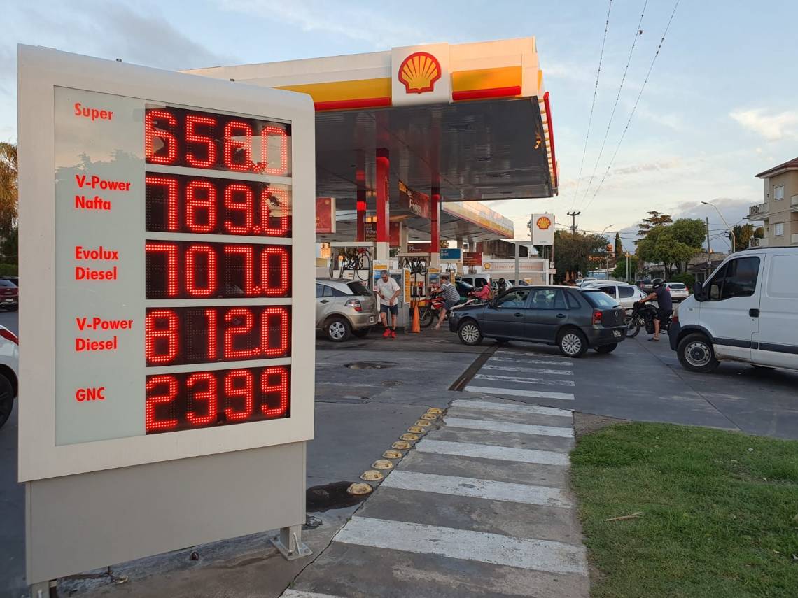 La pizarra de Shell, con los nuevos precios, este miércoles por la tade. (Foto: STD)