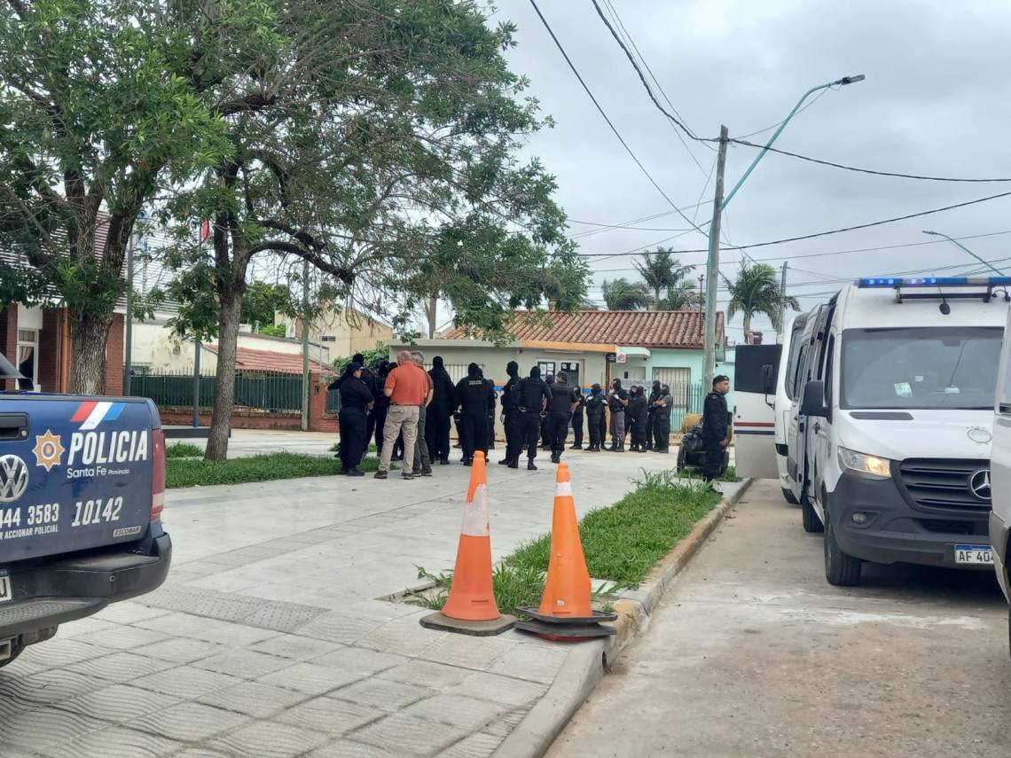 Una docena de presos fueron trasladados desde la Comisaría 12. (Foto: STD)