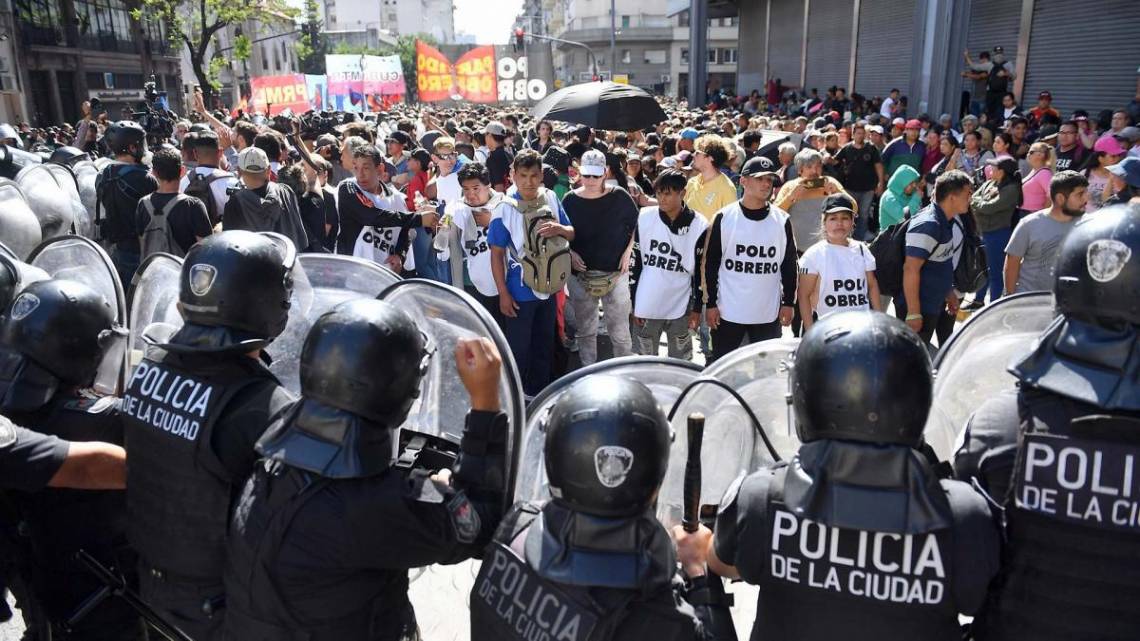 Dos personas fueron detenidas este martes en el marco de la protesta que realizaron el Polo Obrero  y organizaciones sociales. (Foto: Télam)