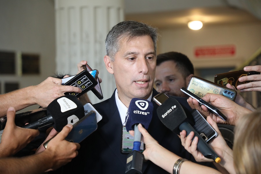 El ministro de Economía de Santa Fe, Pablo Olivares, durante la conferencia de este jueves.