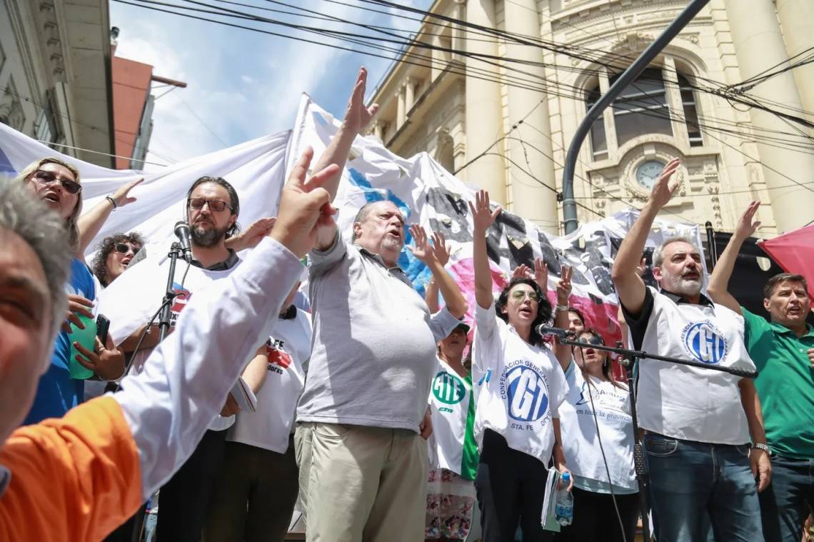 Masiva manifestación en el centro santafesino en rechazo al DNU de Milei