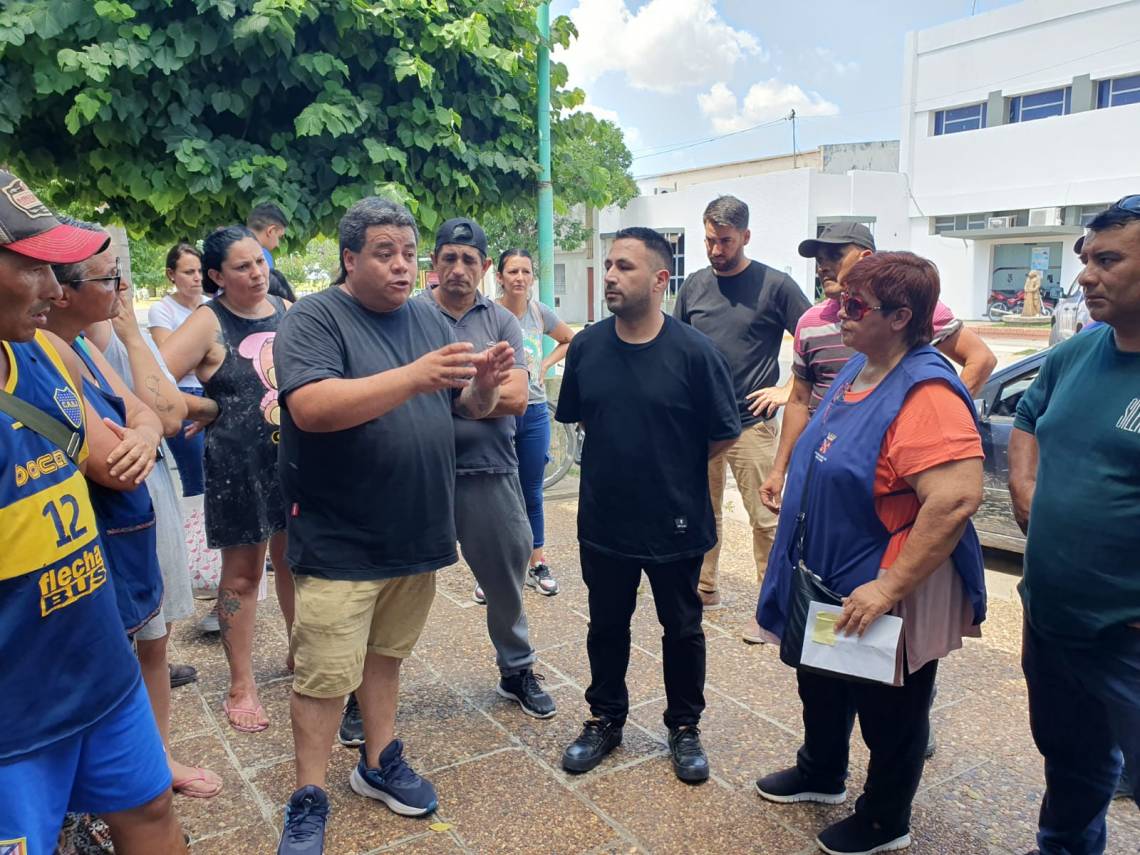 El secretario general de ASTEOM, junto a trabajadores , frente a la Municipalidad, este viernes por la tarde. (Foto: STD)