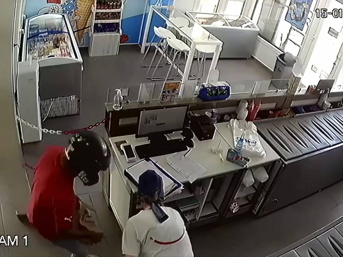 El ladrón cometió este lunes el tercer robo en un mes, en el mismo lugar. (Captura de video)
