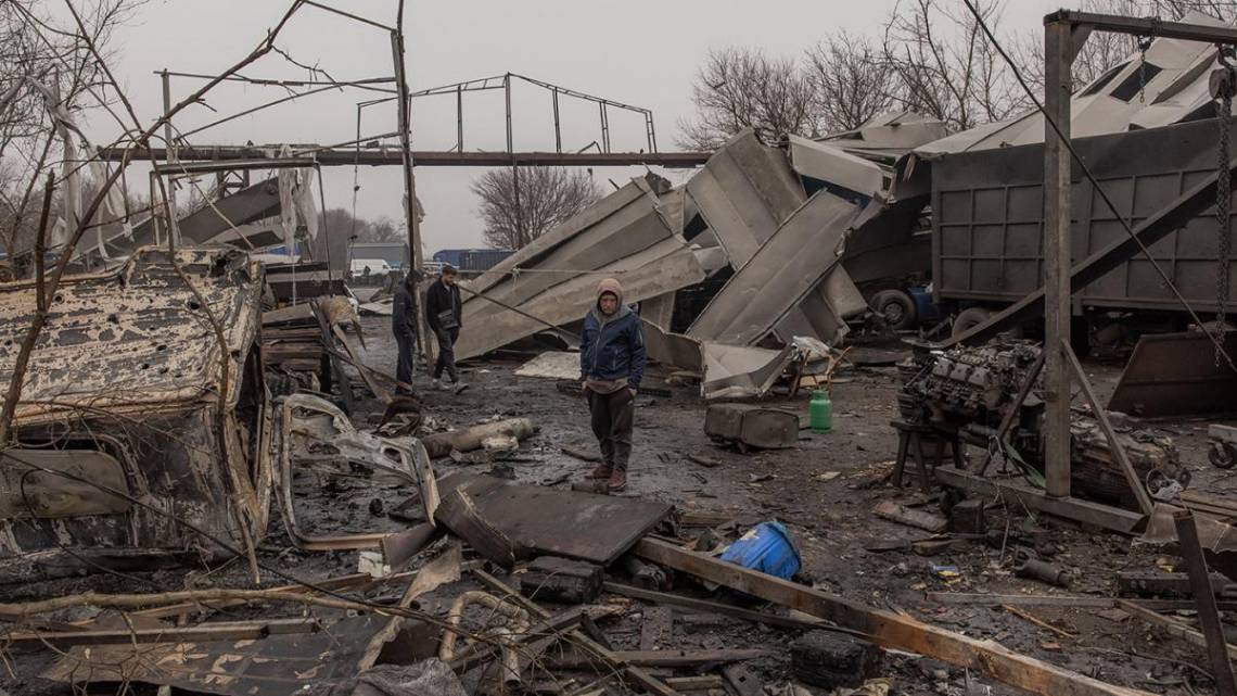 Un ataque con drones presuntamente equipados con armas químicas provoca destrozos en una ciudad ucraniana. (Foto: AFP)
