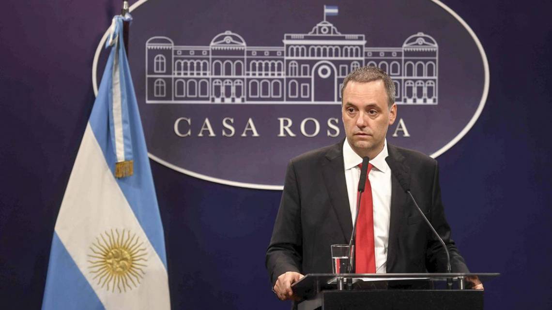 Manuel Adorni, en la habitual atención a la prensa. (Foto: Télam)