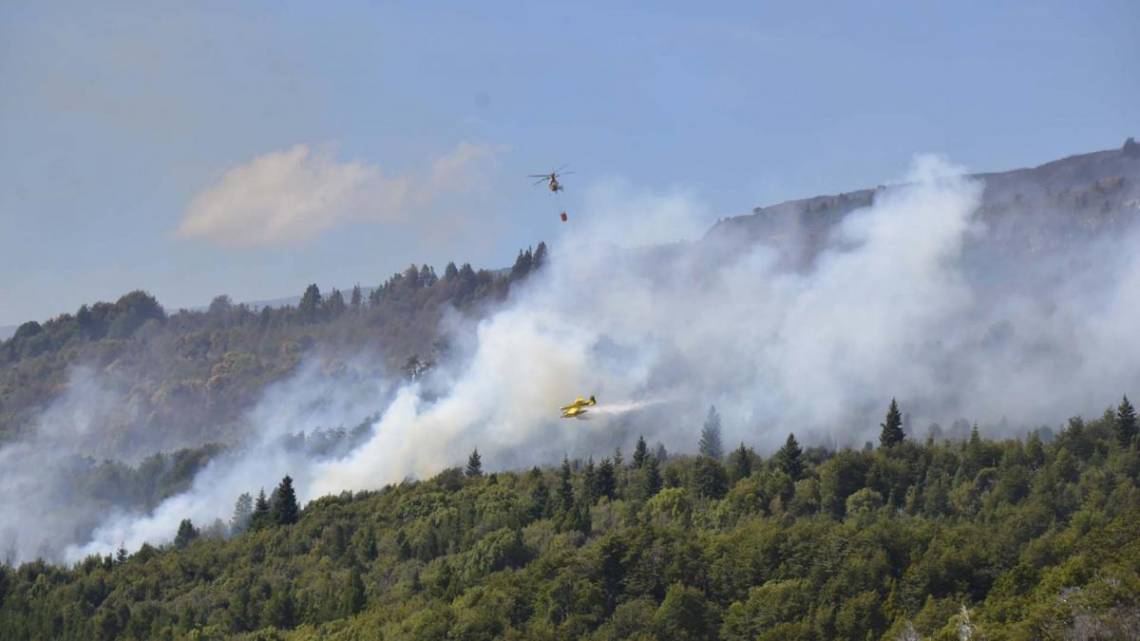 El incendio en Parque Nacional Los Alerces sigue activo.. (Foto: Prensa)