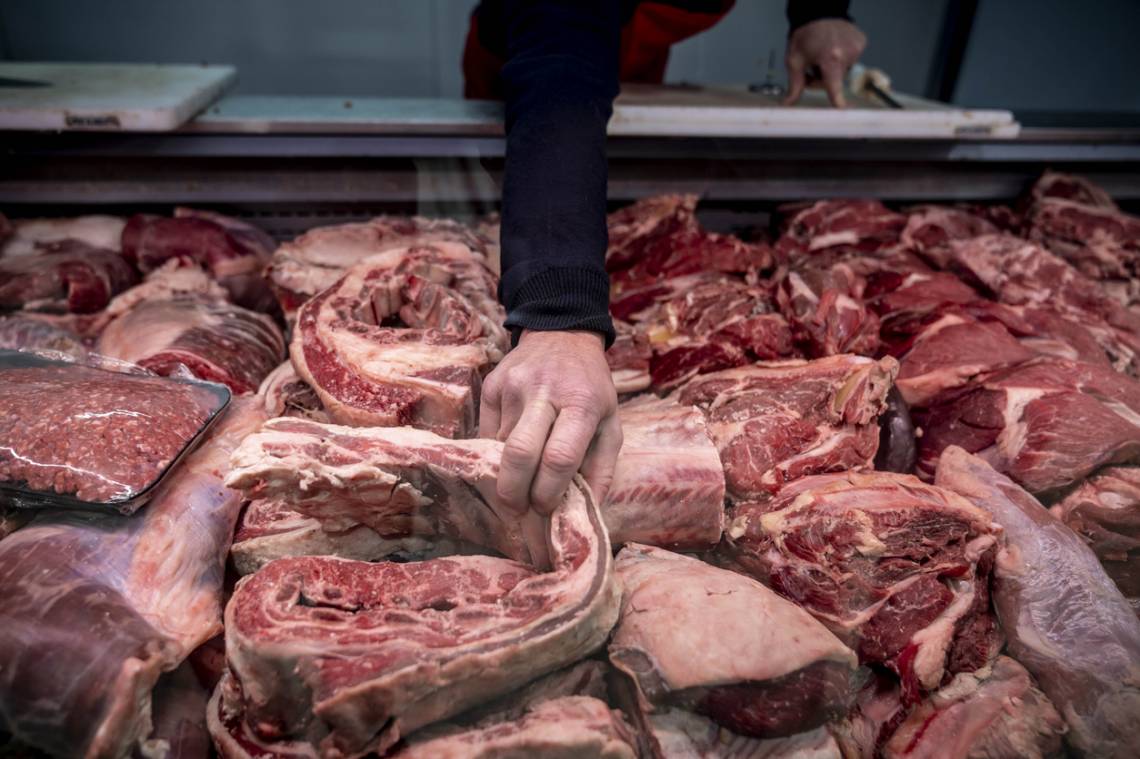Por efecto de la inflación, se desplomó el consumo de carne vacuna