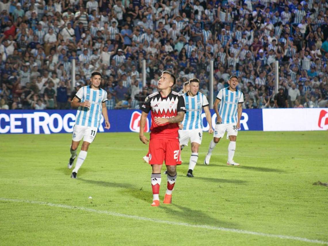 Barco falló dos penales y River apenas rescató un empate ante Atlético Tucumán por la Copa de la Liga