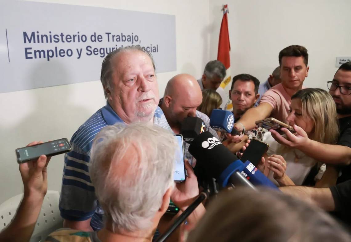 Pedro Bayúgar, en diálogo con los medios, luego de la reunión paritaria. (Foto: SADOP)