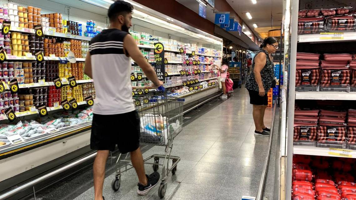 Se profundizó en febrero la caída del consumo en supermercados y autoservicios