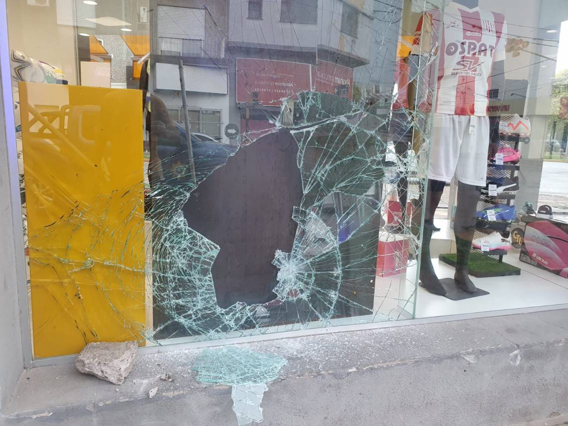 En las cinco esquinas, destruyeron la vidriera de un negocio y robaron prendas de vestir