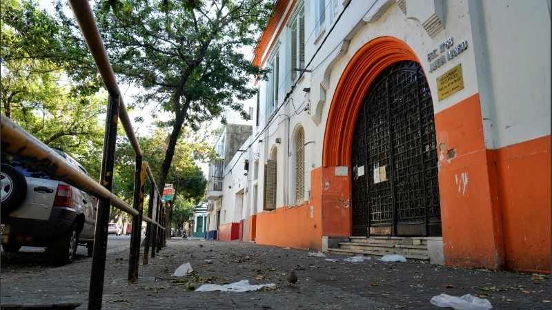 La escuela Juana Manso, de Mitre 2337, cerrada como todas las instituciones públicas.  (Foto: Rosario3)