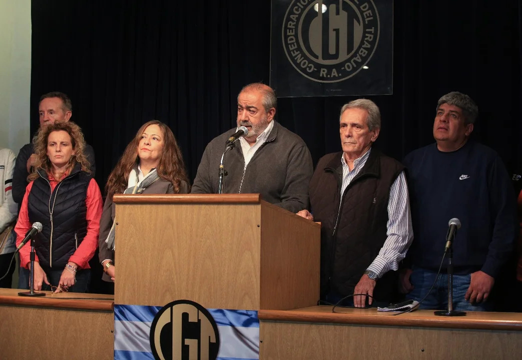 Los cotitulares de la CGT, Héctor Daer, Carlos Acuña y Pablo Moyano ofrecen una conferencia de prensa luego de la reunión del Consejo Directivo de la central sindical. (Foto: NA)