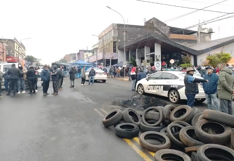 La protesta de policías retirados, con la colaboración de efectivos activos, en la puerta del comando radioeléctrico, sobre la estratégica Avenida Uruguay.