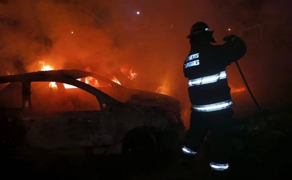 Rosario: cuatro autos fueron incendiados en la cuadra donde hay una comisaría