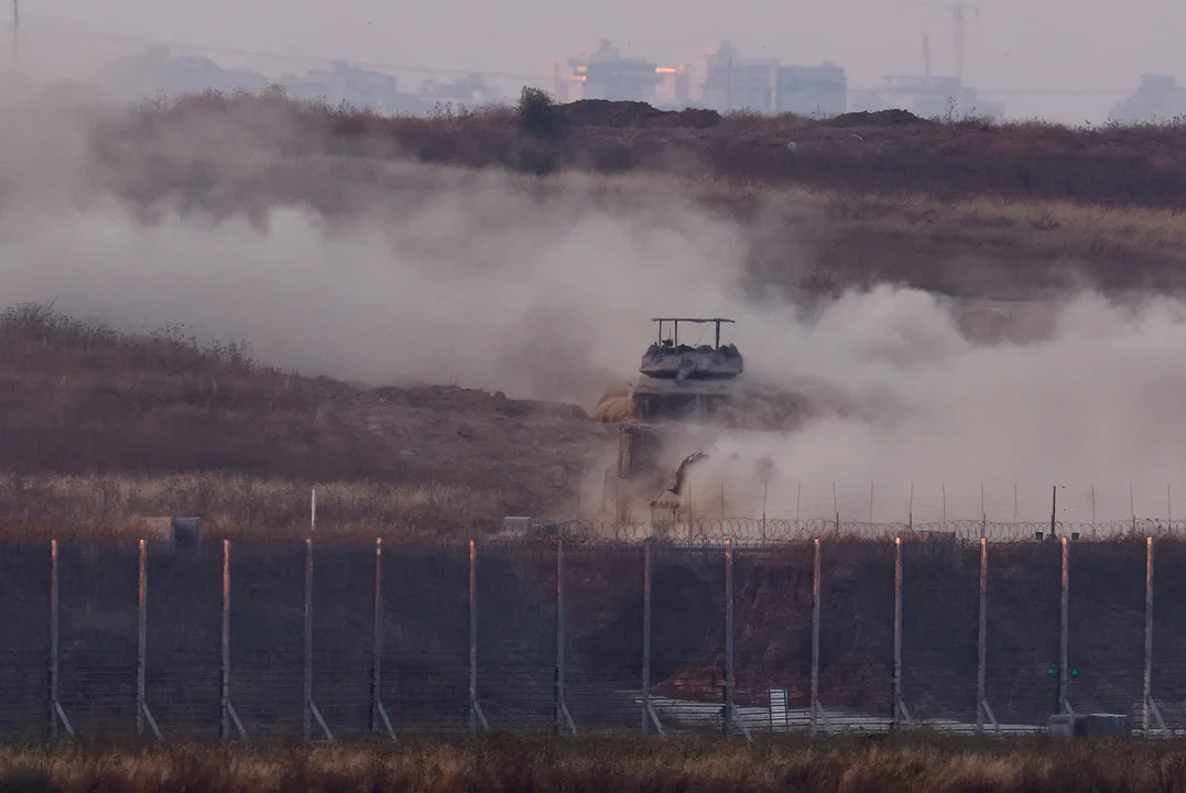 n tanque israelí maniobra en el interior de Gaza. (Foto: REUTERS)