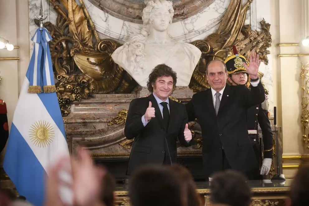 En una ceremonia fría, Javier Milei le tomó juramento a Guillermo Francos como jefe de Gabinete.