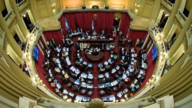 Dentro de pocas horas la ley Bases y el paquete fiscal se debatirán en la Cámara de Senadores. (Foto: Ámbito)