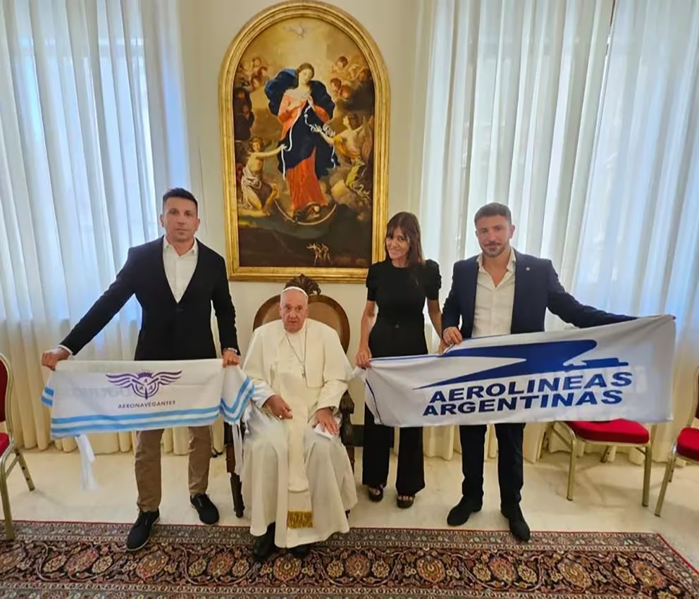 El papa Francisco posó con sindicalistas y una bandera de Aerolíneas Argentinas