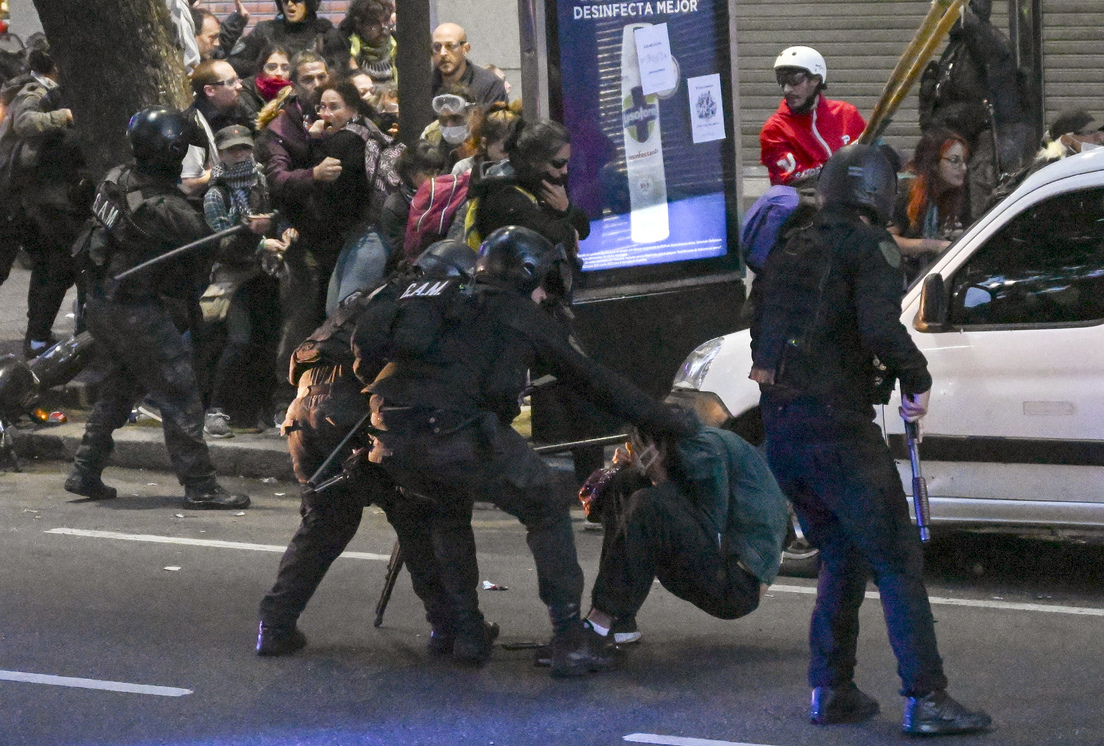 Brutal represión policial en calles adyacentes al Congreso Nacional, el miércoles pasado. (Crédito: Luis Robayo / AFP)