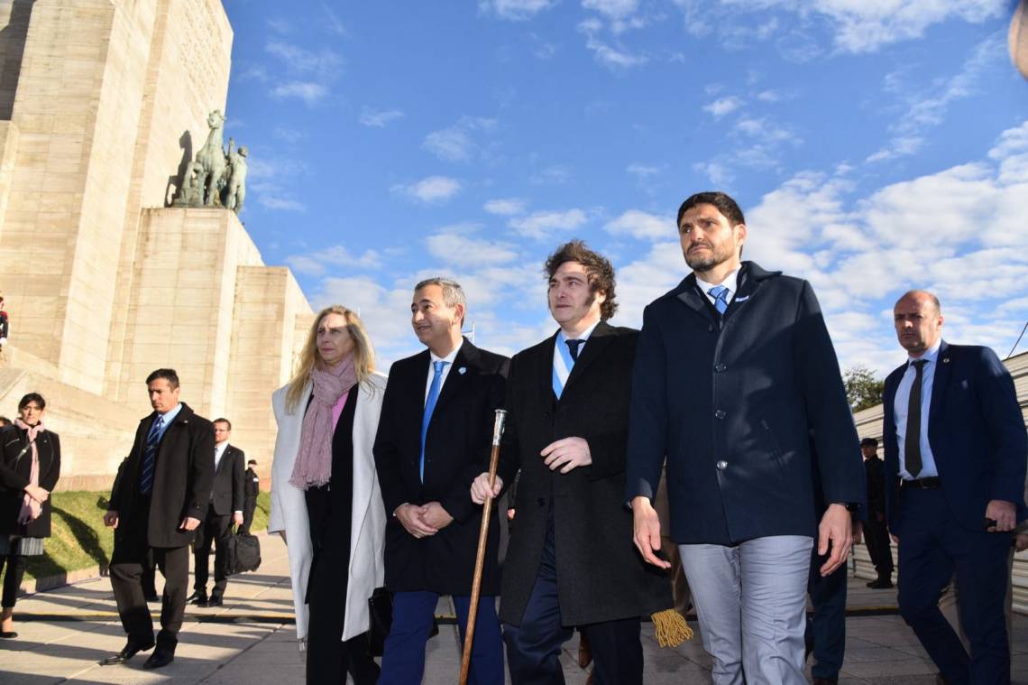 El presidente encabezó el acto por el 20 de Junio desde el Monumento a la Bandera. (Foto: GSF)